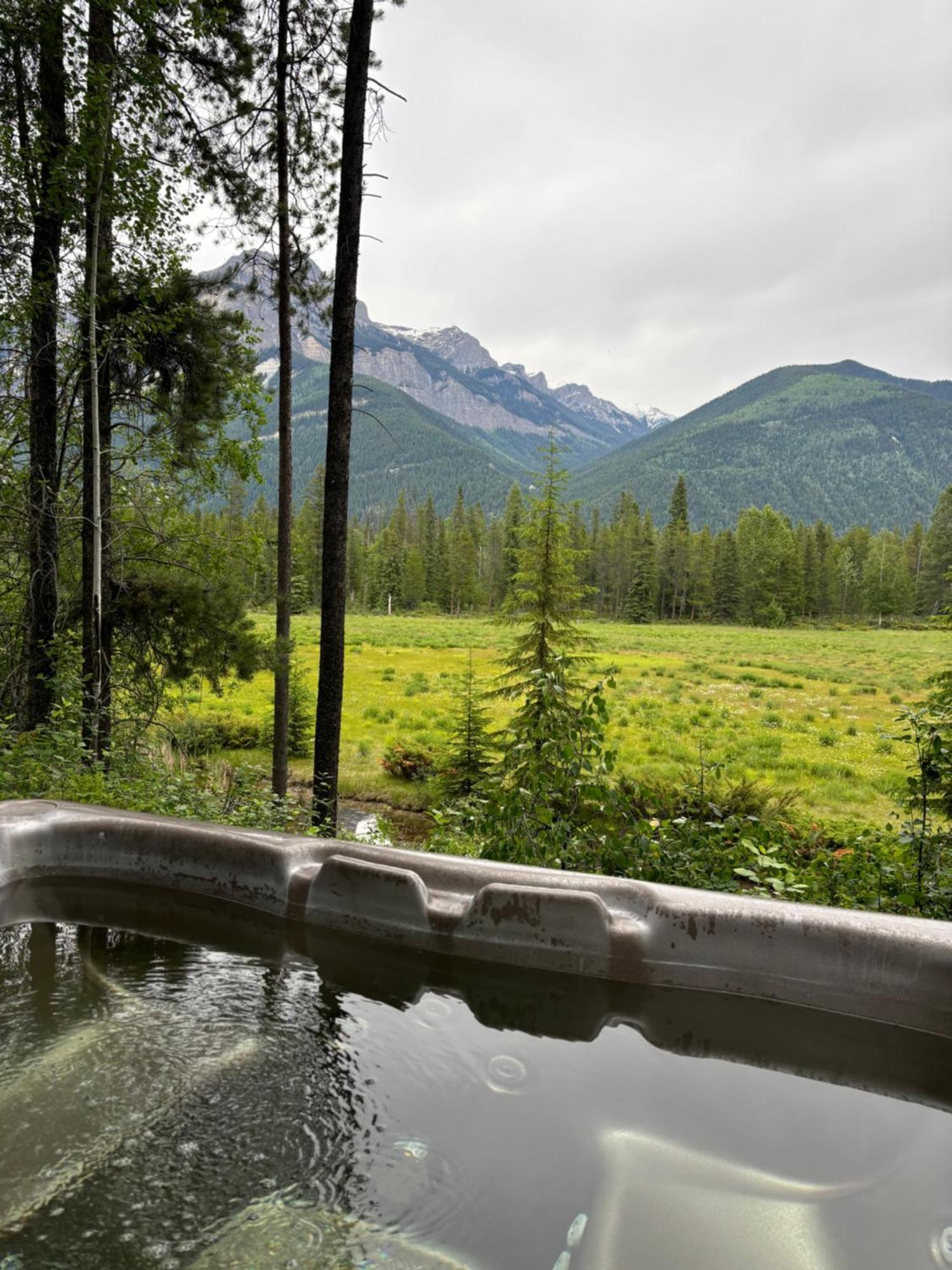 Rocky Mountain Cabins And Home Golden Buitenkant foto
